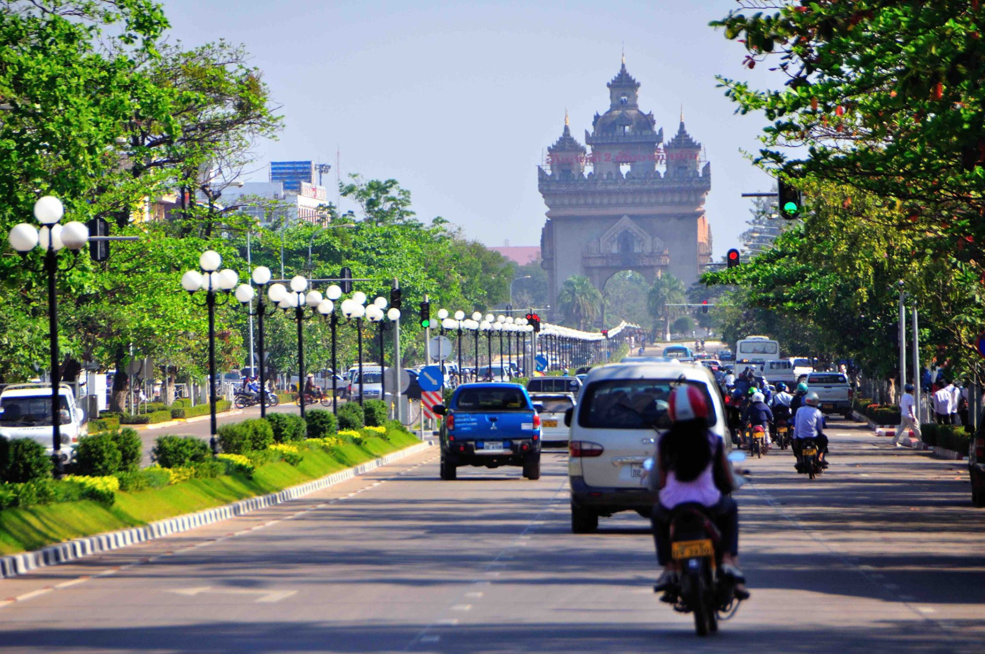 Patuxai-Small-2048x1360