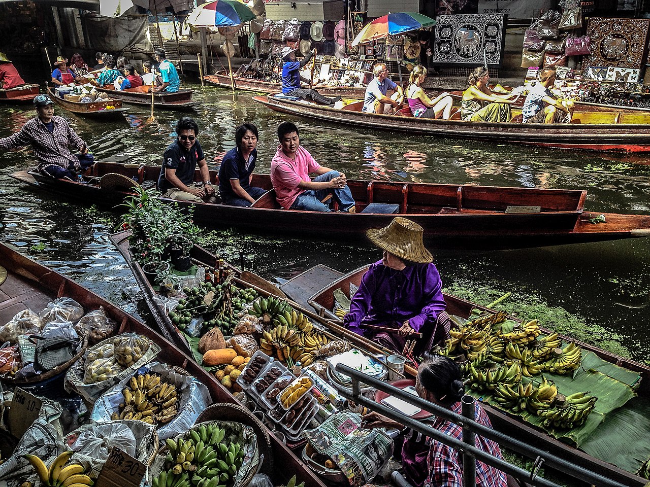 1280px-Understanding_the__floating_market__(15801439261)